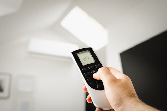 Thermostat illustrant l'impact d'un air intérieur humide sur le chauffage