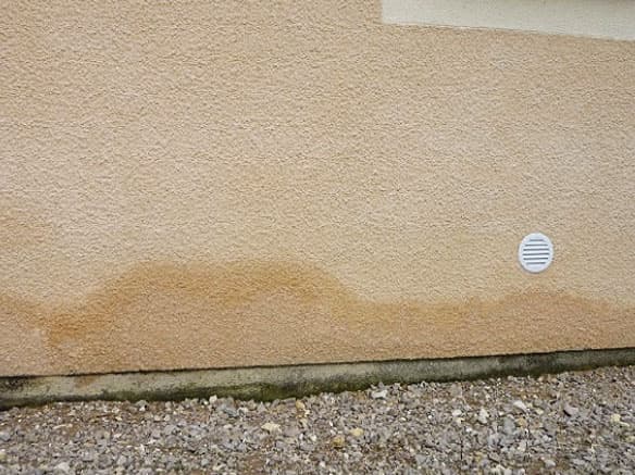 Frange humide sur les murs — humidité du bâti